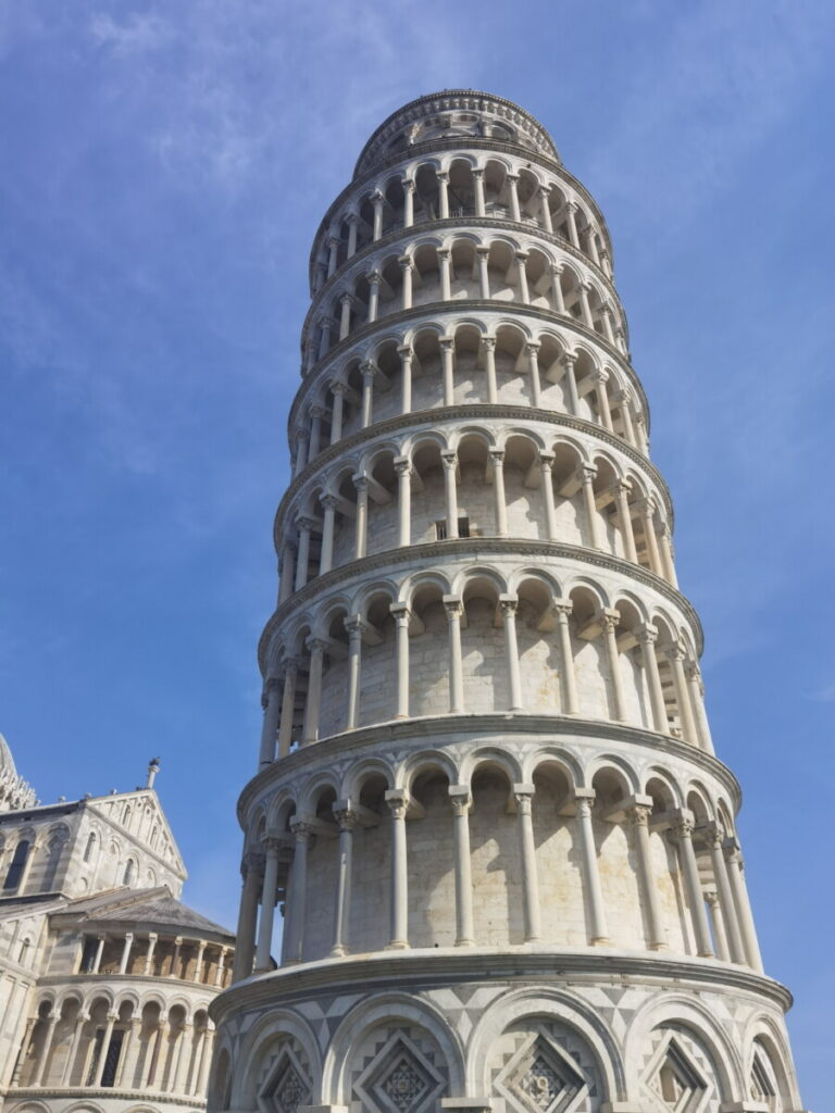 Schiefer Turm von Pisa - so imposant ist der Blick von unten