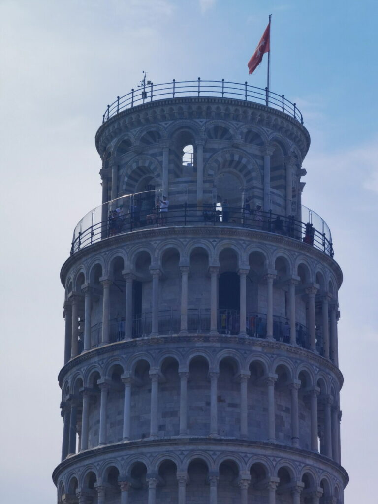 Schiefer Turm von Pisa - du kommst als Besucher bis in das oberste Stockwerk. Dort ist eine Aussichtsterrasse.
