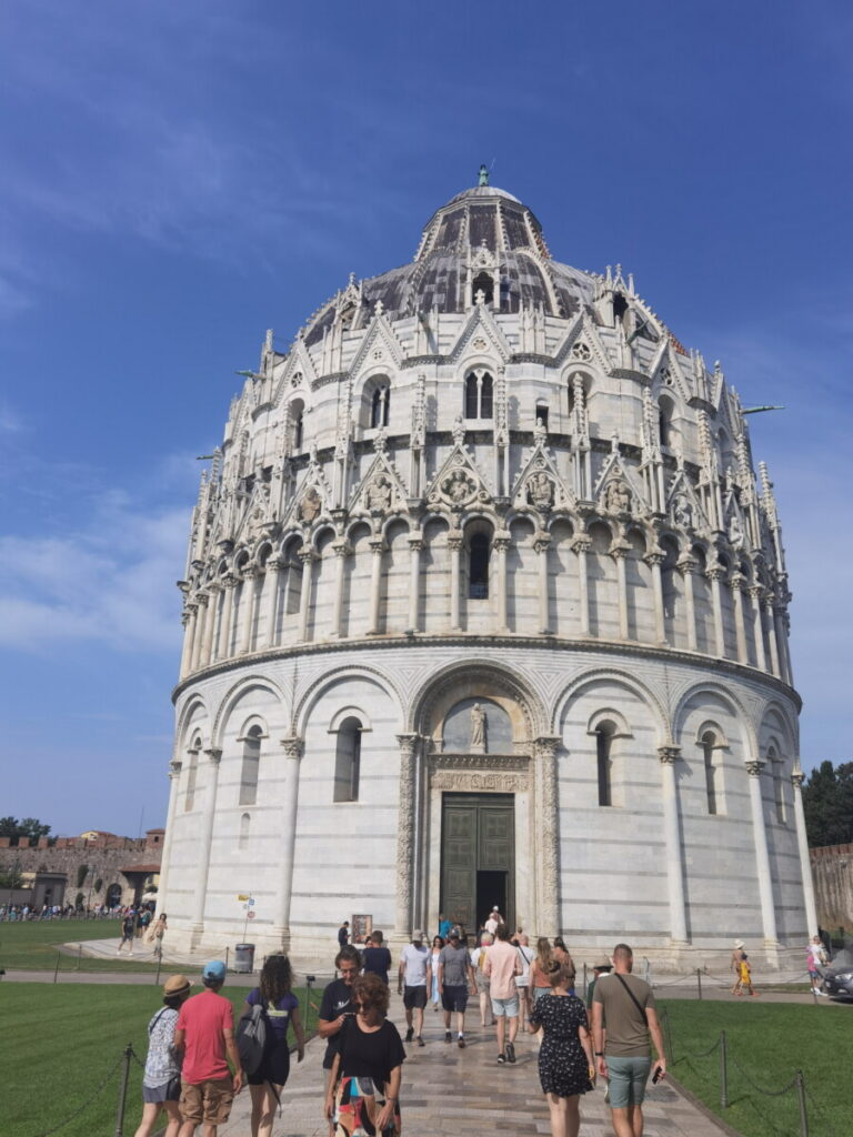 Baptisterium Pisa von außen: Mächtig und prunkvoll geschmückt