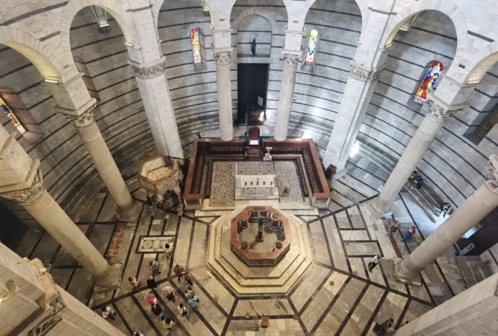 Baptisterium Pisa innen: Der Blick aus der Kuppel auf den Taufstein und die Kanzel