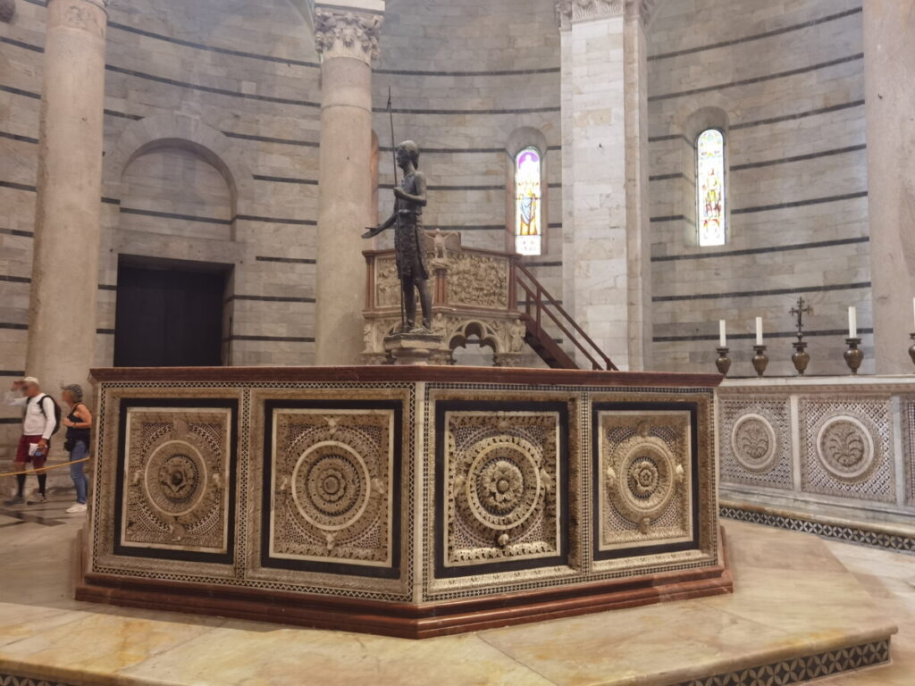 Das prunkvolle Taufbecken im Baptisterium Pisa