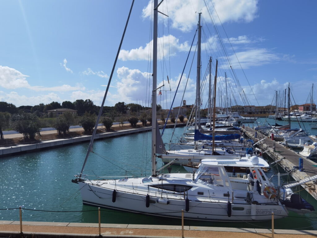 Der moderne Hafen in Marina de Pisa