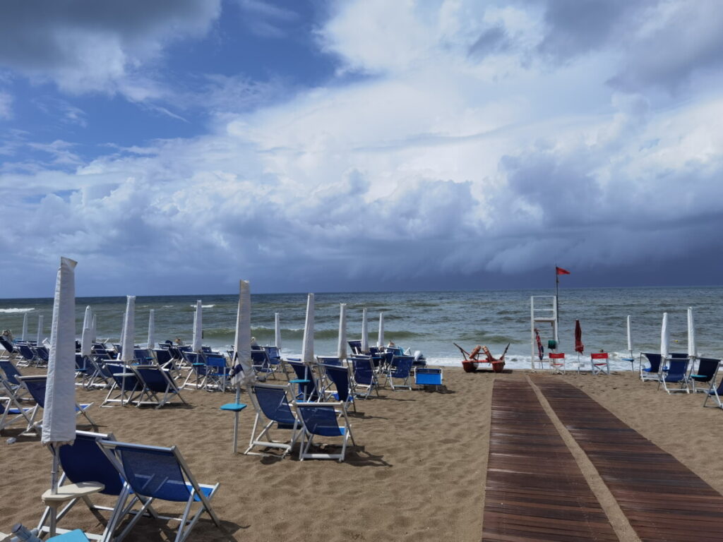 Marina de Pisa mit organisierten Strandbädern - samt Liegestuhl und Sonnenschirm