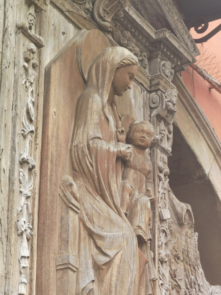 Piazza Garibaldi Pisa: Die Madonna dei Vetturini aus Holz