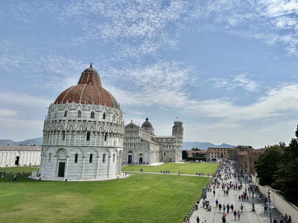 Die Piazza dei Miracoli ist die Heimat mehrerer Pisa Sehenswürdigkeiten