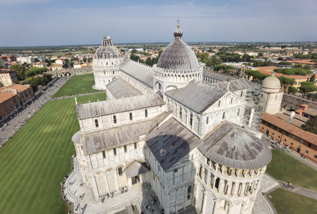 Der Blick vom Schiefen Turm auf den Dom Santa Maria Assunta