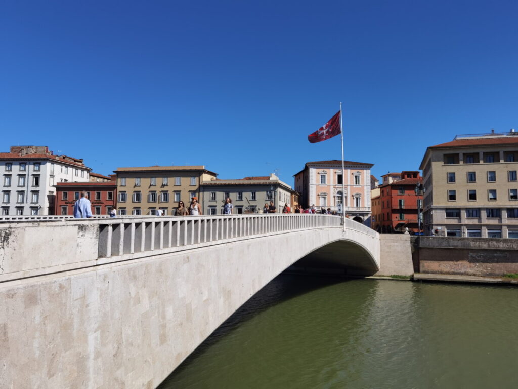 Ponte di Mezzo Pisa - am Nordufer ist die berühmte Lungarno Antonio Pacinotti mit herrschaftlichen Häuserfassaden