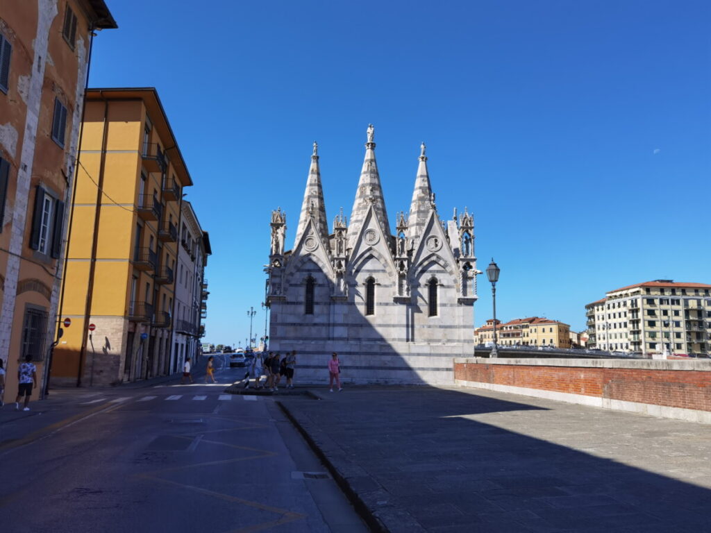 Santa Maria della Spinna Pisa - weiße Türme ragen am Arno in den blauen Himmel