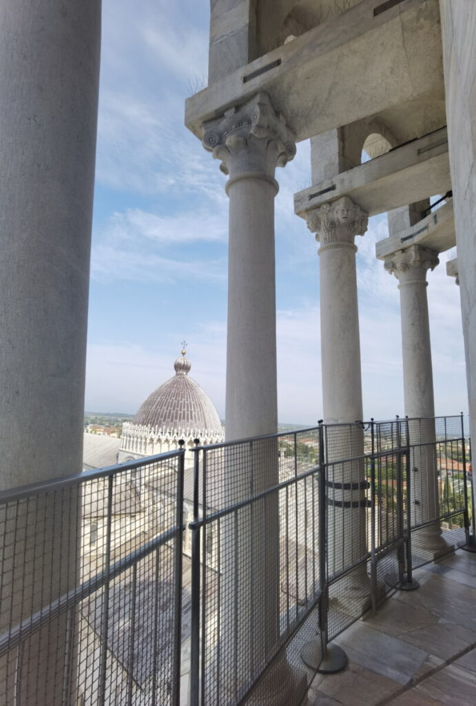 Schiefer Turm von Pisa innen: Du kannst im obersten Säulengang spazieren samt Domblick