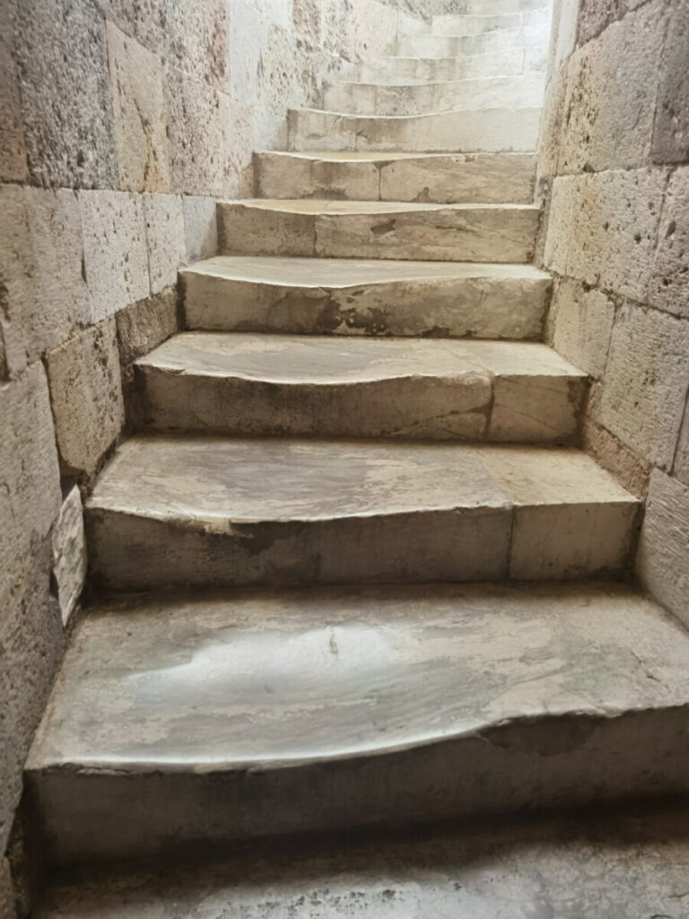 Schiefer Turm von Pisa innen - über diese Stufen kommst du hinauf: Schau mal wie ausgetreten der Marmorstein ist!