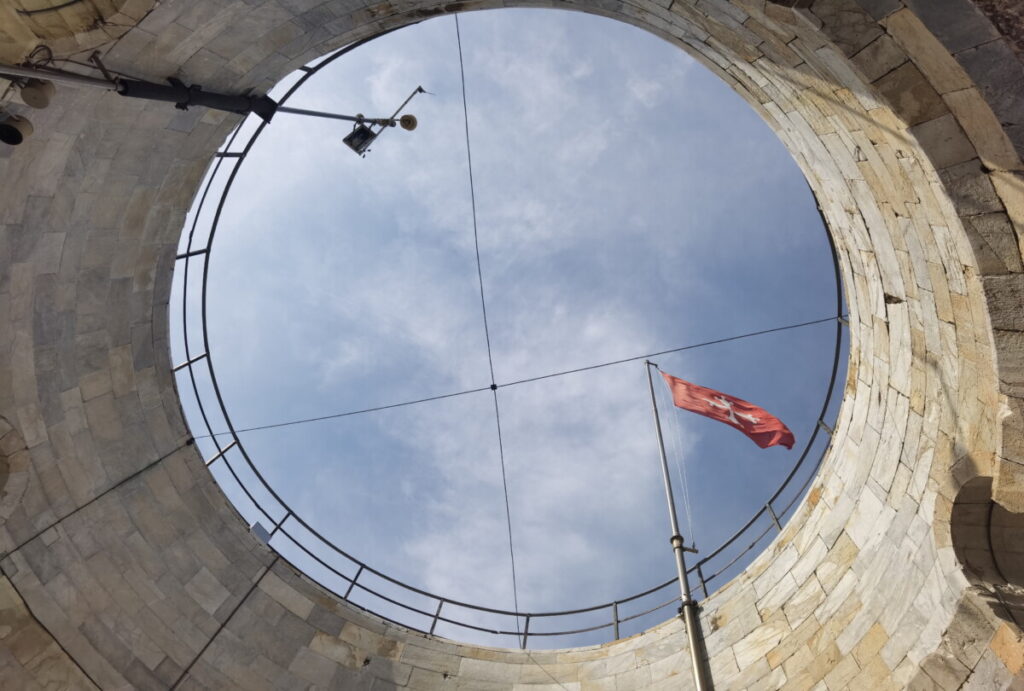 Schiefer Turm von Pisa innen - der Blick nach oben ist frei