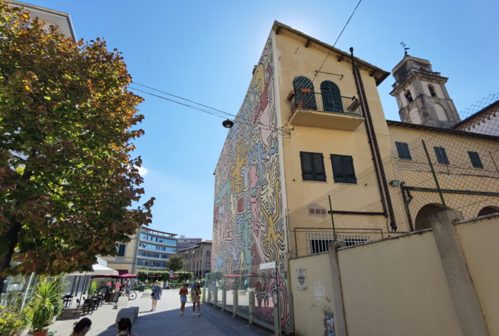 Das beliebte Wandbild ist an der rückwärtigen Fassade einer Kirche 